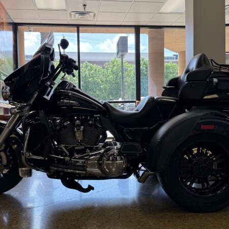 2017 Harley-Davidson® Tri Glide® Ultra Black thumb 2