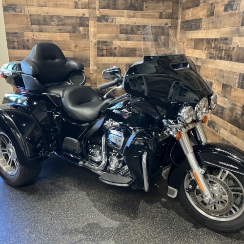 2024 Harley-Davidson® Tri Glide® Ultra Vivid Black FLHTCUTG thumb 3