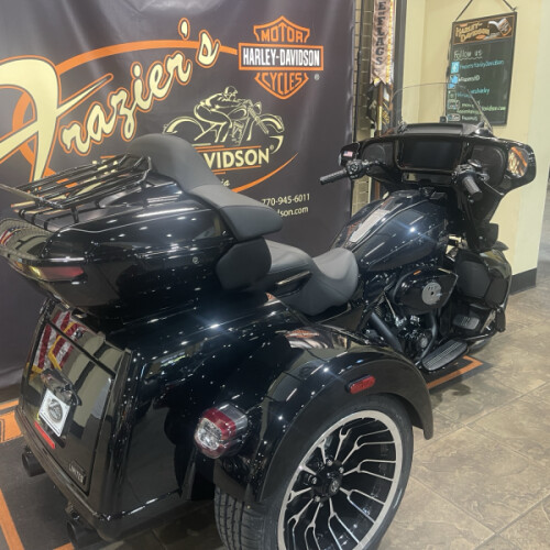 2026 Harley-Davidson® Street Glide 3 Limited Vivid Black - Black Finish thumb 2