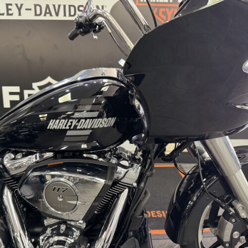 2026 Harley-Davidson® Road Glide 3 Vivid Black thumb 2