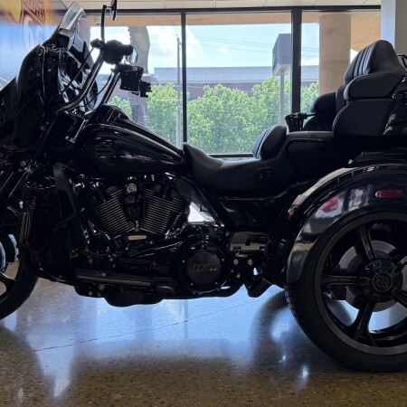 2021 Harley-Davidson® CVO™ Tri Glide® Charred Crimson thumb 2