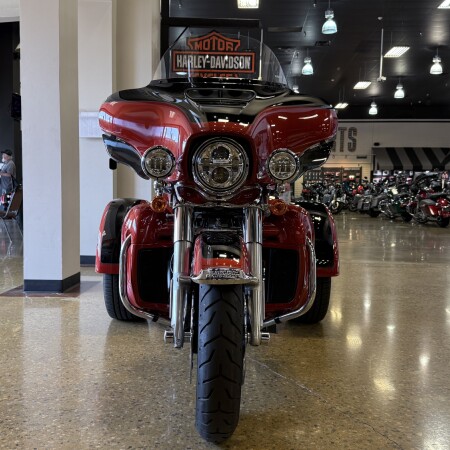 2025 Harley-Davidson® Tri Glide® Ultra Whiskey Fire / Vivid Black thumb 3