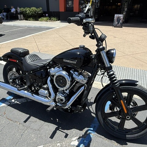 2026 Harley-Davidson® Street Bob® Vivid Black Chrome Cast Wheels thumb 3