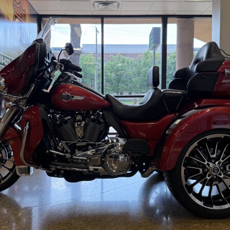 2025 Harley-Davidson® Tri Glide® Ultra Whiskey Fire / Vivid Black thumb 2