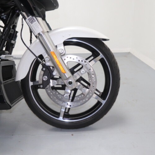 2024 Harley-Davidson® Street Glide® White Onyx Pearl thumb 0