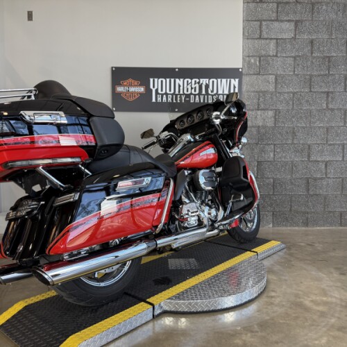 2016 Harley-Davidson® CVO™ Limited FLHTKSE thumb 1