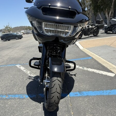2026 Harley-Davidson® Road Glide™ Vivid Black Chrome Trim thumb 2