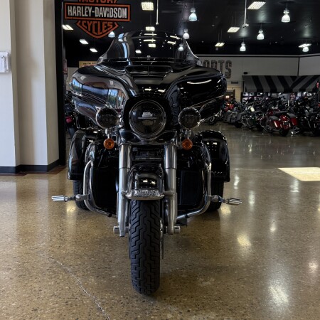 2023 Harley-Davidson® Tri Glide® Ultra Vivid Black thumb 3