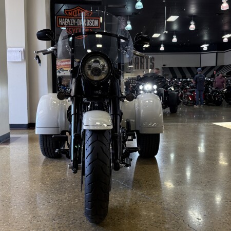2023 Harley-Davidson® Freewheeler® White Sand Pearl thumb 3