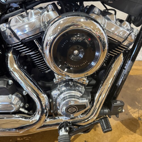 2026 Harley-Davidson® Street Bob® Vivid Black Chrome Cast Wheels thumb 2