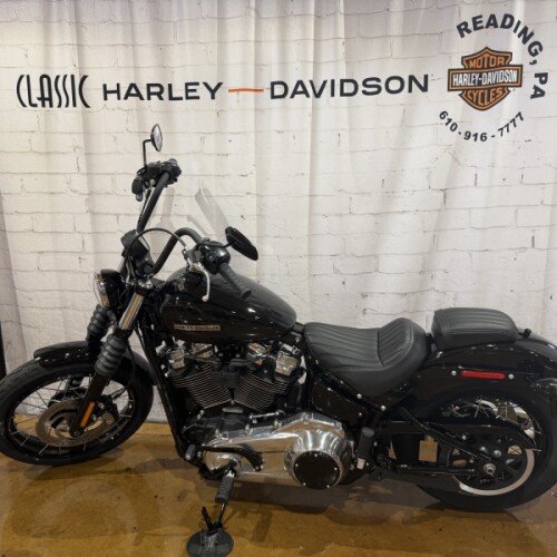2026 Harley-Davidson® Street Bob® Vivid Black Chrome Cast Wheels thumb 0