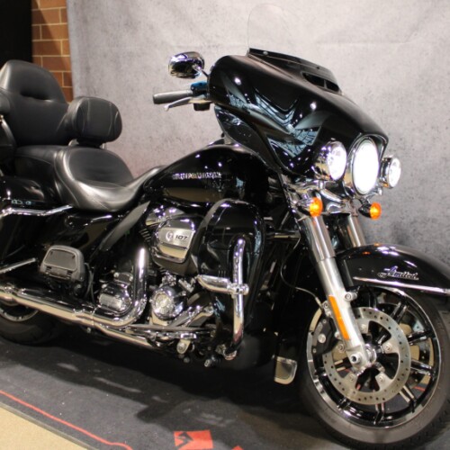 2018 Harley-Davidson® Ultra Limited Vivid Black FLHTK thumb 2