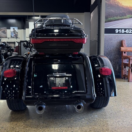 2019 Harley-Davidson® Tri Glide® Ultra Vivid Black thumb 1