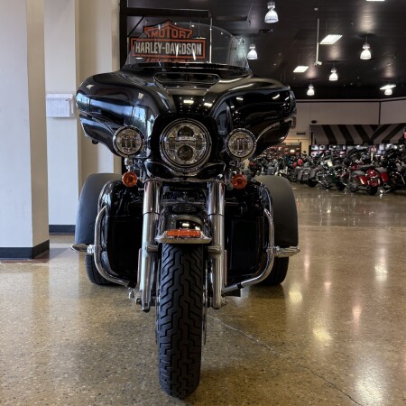 2019 Harley-Davidson® Tri Glide® Ultra Vivid Black thumb 3