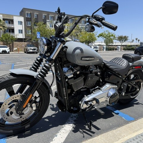 2026 Harley-Davidson® Street Bob® Dark Billiard Gray Chrome Cast Wheels thumb 1