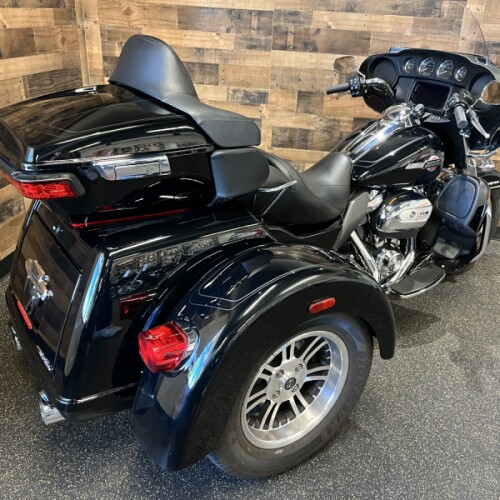 2024 Harley-Davidson® Tri Glide® Ultra Vivid Black FLHTCUTG thumb 2