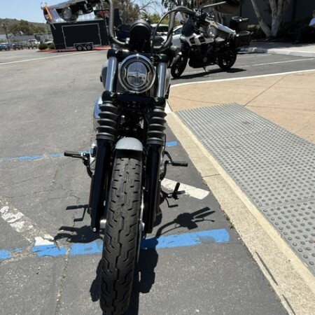2026 Harley-Davidson® Street Bob® Dark Billiard Gray Chrome Laced Wheels thumb 2