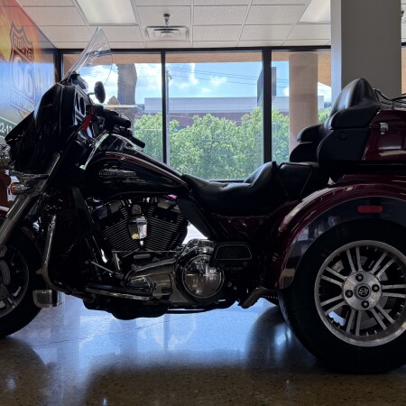 2015 Harley-Davidson® Tri Glide® Ultra Two-Tone Mysterious Red Sunglo/Blackened Cayenne Sunglo thumb 2