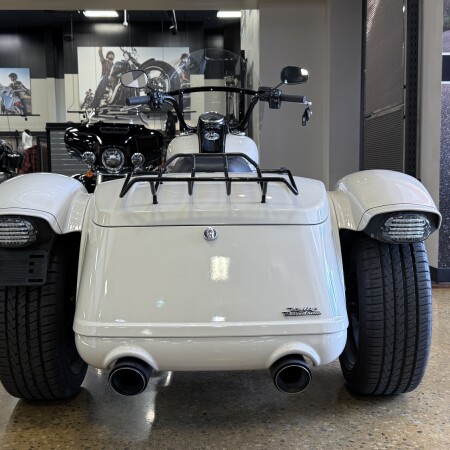 2023 Harley-Davidson® Freewheeler® White Sand Pearl thumb 1