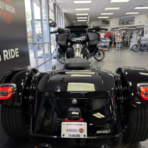 2026 Harley-Davidson® Road Glide 3 Vivid Black thumb 2