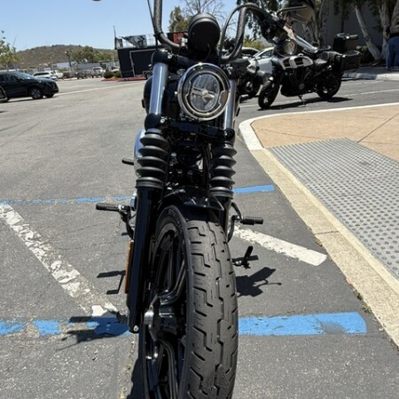 2026 Harley-Davidson® Street Bob® Vivid Black Chrome Cast Wheels thumb 1