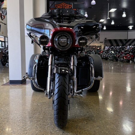 2020 Harley-Davidson® CVO™ Tri Glide® Black Stardust w/ Magnetic Gray & Wicked Red thumb 3
