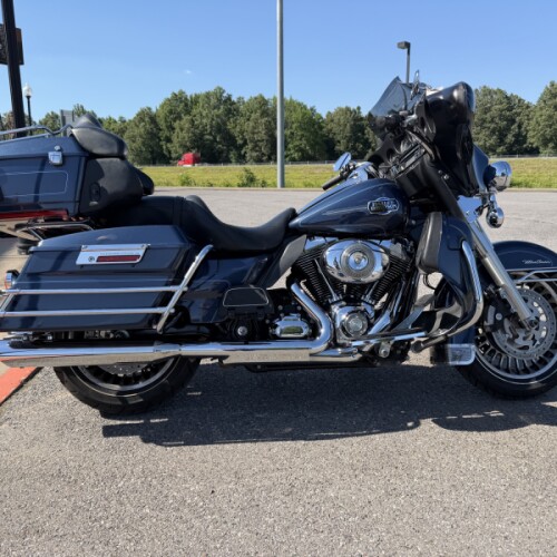 2009 Harley-Davidson® Electra Glide® Ultra Classic® Dark Blue Pearl thumb 3