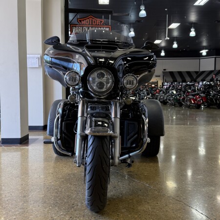 2017 Harley-Davidson® Tri Glide® Ultra Black thumb 3
