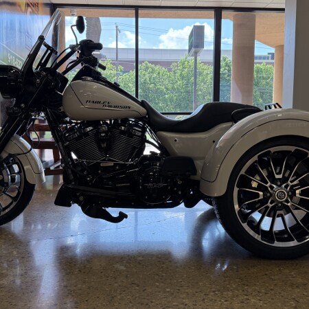 2023 Harley-Davidson® Freewheeler® White Sand Pearl thumb 2