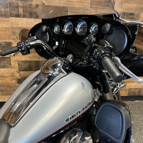 2015 Harley-Davidson® Electra Glide® Ultra Classic™ Brilliant Silver Pearl FLHTK thumb 0
