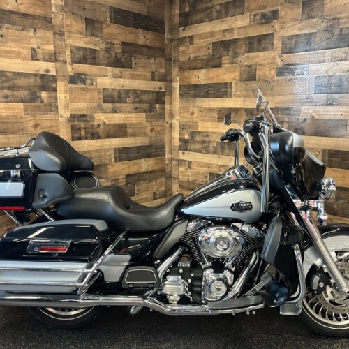 2013 Harley-Davidson® Electra Glide® Classic Two-Tone Midnight Pearl/Brilliant Silver FLHTCU thumb 3