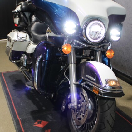 2010 Harley-Davidson® Electra Glide® Ultra Limited Two-Tone White Ice Pearl/Black Ice Pearl FLHTK thumb 2