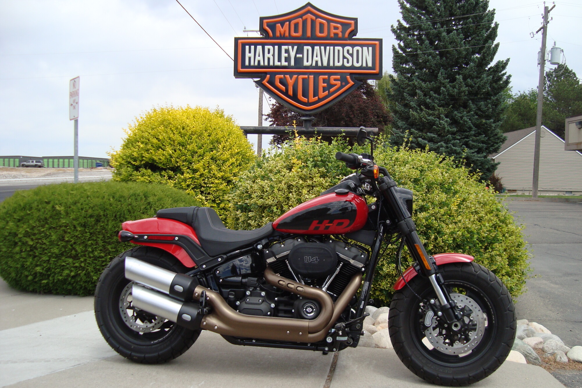 2023 Harley-Davidson<sup>®</sup> Fat Bob<sup>®</sup> 114 Redline Red - Black Finish
