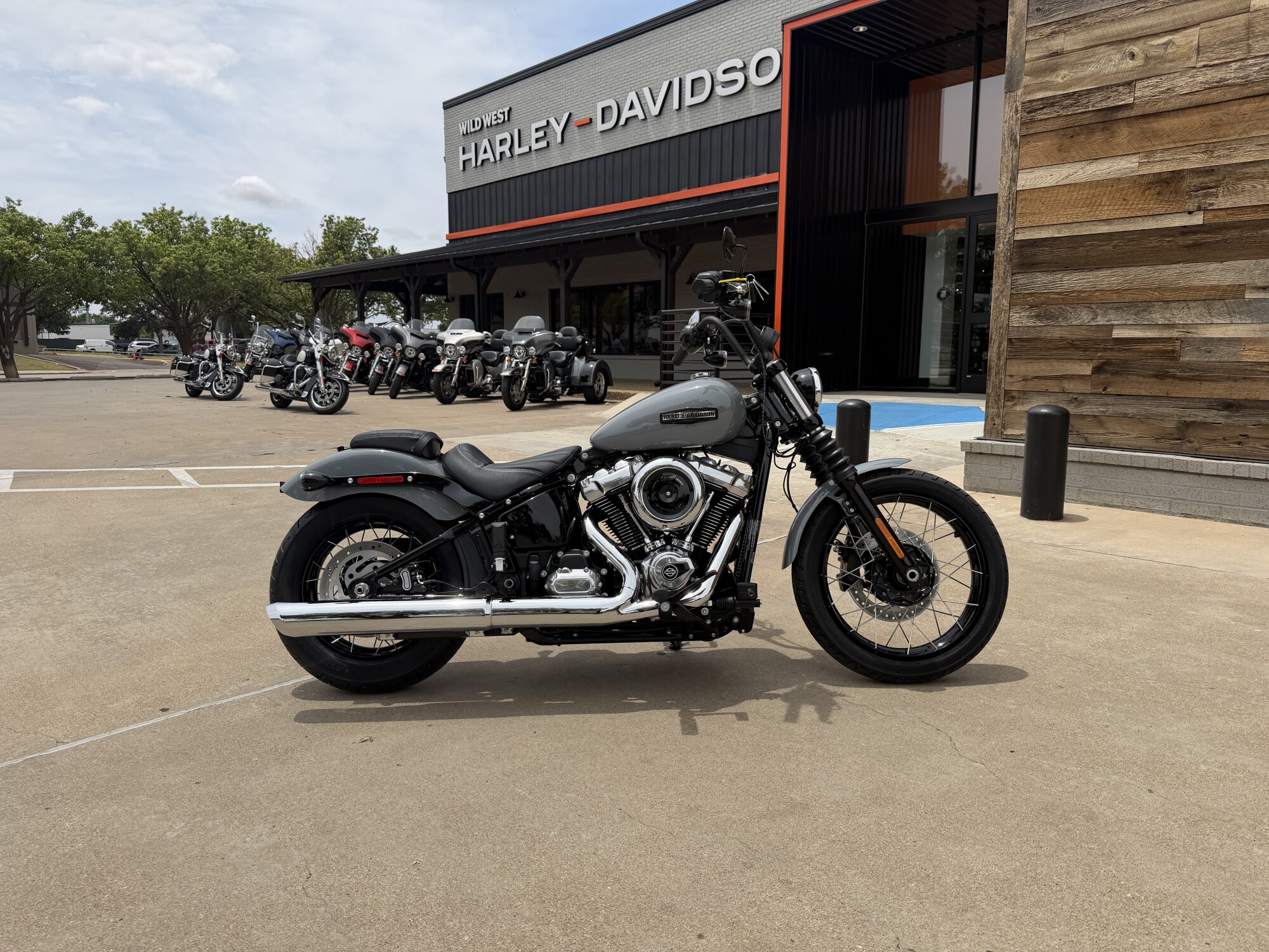 2026 Harley-Davidson® Street Bob® Dark Billiard Gray Chrome Laced Wheels
