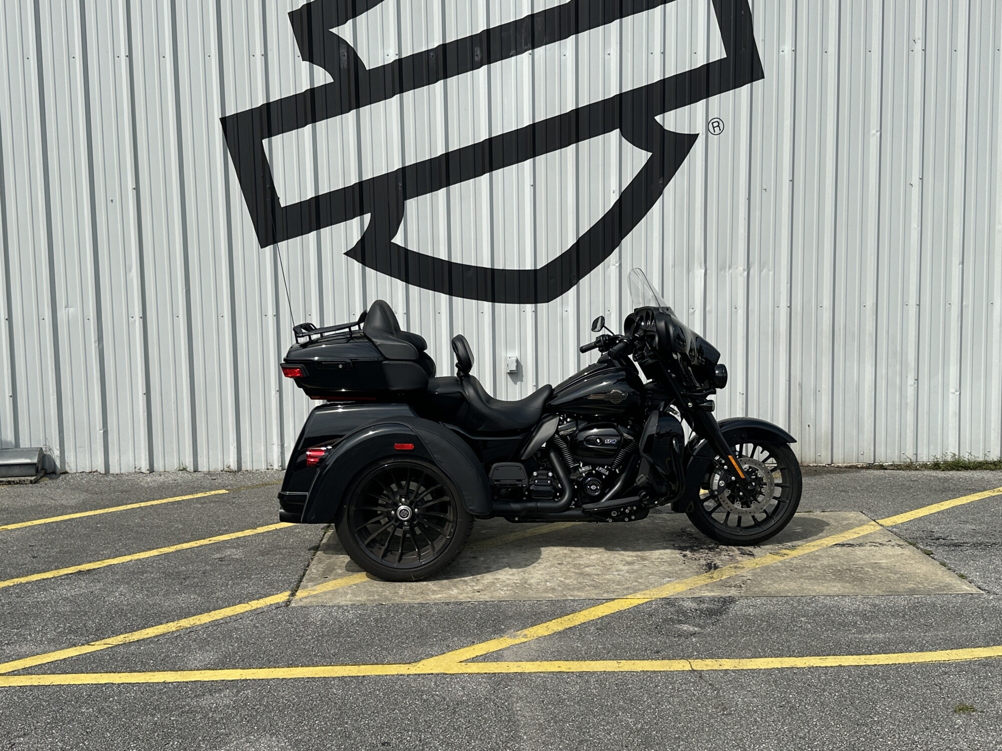 2025 Harley-Davidson® Tri Glide® Ultra Vivid Black