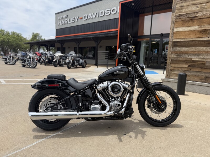 2026 Harley-Davidson® Street Bob® Vivid Black Chrome Laced Wheels