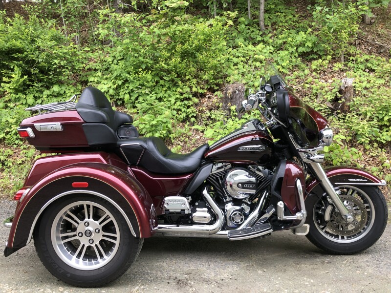 2015 Harley-Davidson® Tri Glide® Ultra Two-Tone Mysterious Red Sunglo and Blackened Cayenne Sunglo