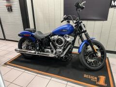 2026 Harley-Davidson® Street Bob® Aurora Blue Denim Chrome Laced Wheels