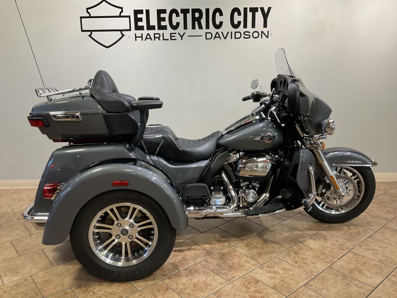 2022 Harley-Davidson® FLHTCUTG Tri Glide® Ultra Gauntlet Gray Metallic/Vivid Black