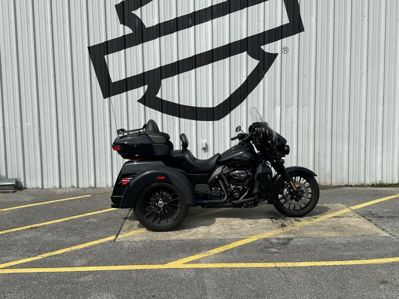 2025 Harley-Davidson® Tri Glide® Ultra Vivid Black