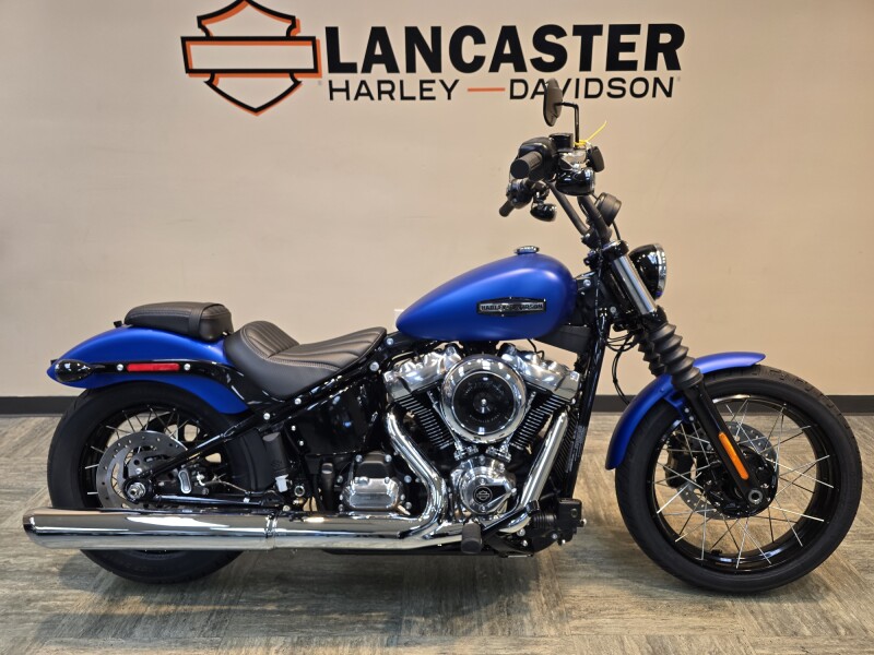 2026 Harley-Davidson® Street Bob® Aurora Blue Denim Chrome Laced Wheels FXBB