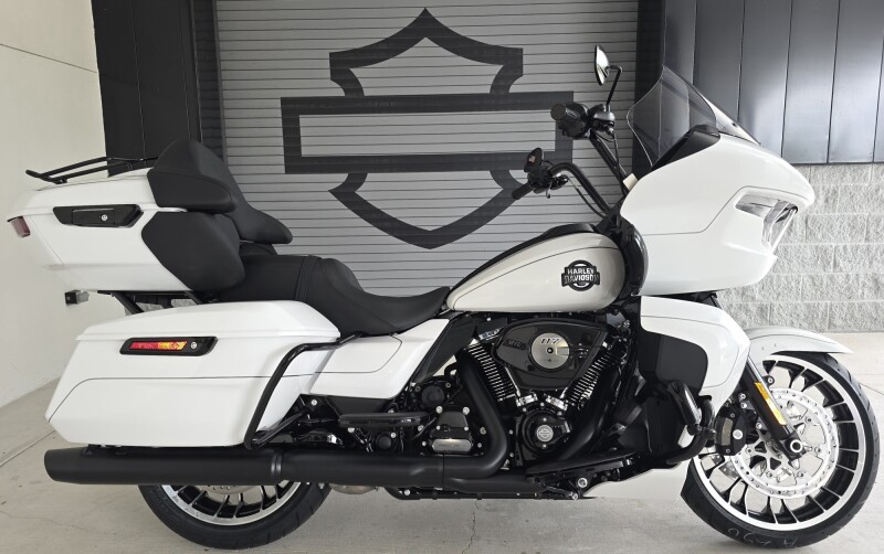2026 Harley-Davidson® Road Glide Limited White Onyx Pearl Black Trim