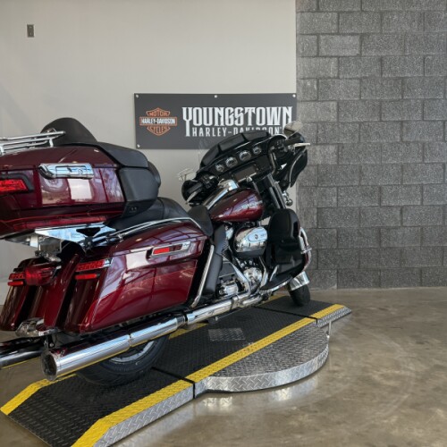 2017 Harley-Davidson® Ultra Limited FLHTK thumb 2