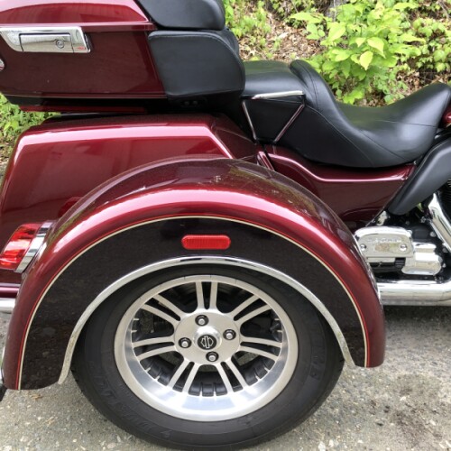 2015 Harley-Davidson® Tri Glide® Ultra Two-Tone Mysterious Red Sunglo and Blackened Cayenne Sunglo thumb 2