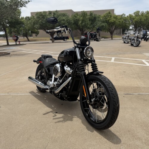 2026 Harley-Davidson® Street Bob® Vivid Black Chrome Laced Wheels thumb 2