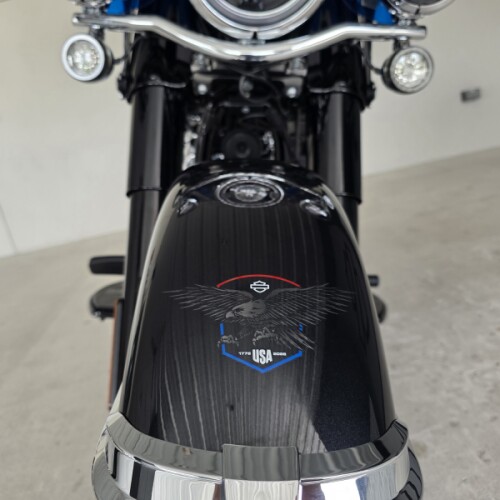 2026 Harley-Davidson® Heritage Classic Midnight Ember w/Laced Wheels thumb 0