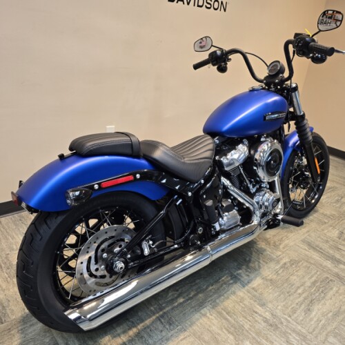 2026 Harley-Davidson® Street Bob® Aurora Blue Denim Chrome Laced Wheels FXBB thumb 3