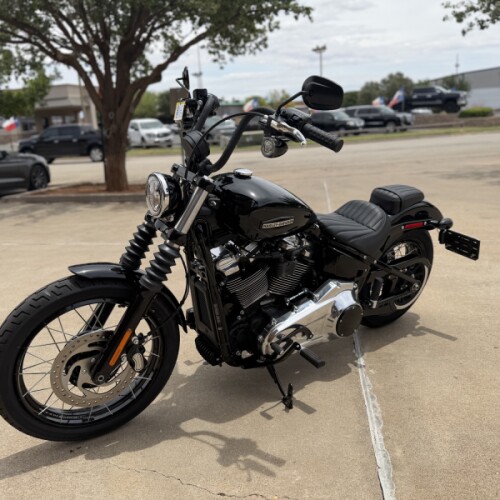 2026 Harley-Davidson® Street Bob® Vivid Black Chrome Laced Wheels thumb 0