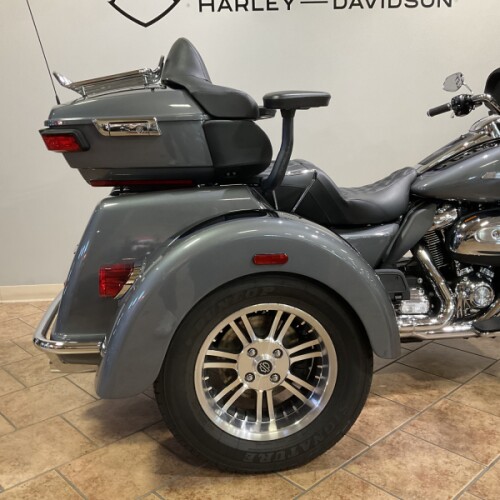 2022 Harley-Davidson® FLHTCUTG Tri Glide® Ultra Gauntlet Gray Metallic/Vivid Black thumb 0
