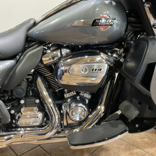 2022 Harley-Davidson® FLHTCUTG Tri Glide® Ultra Gauntlet Gray Metallic/Vivid Black thumb 3